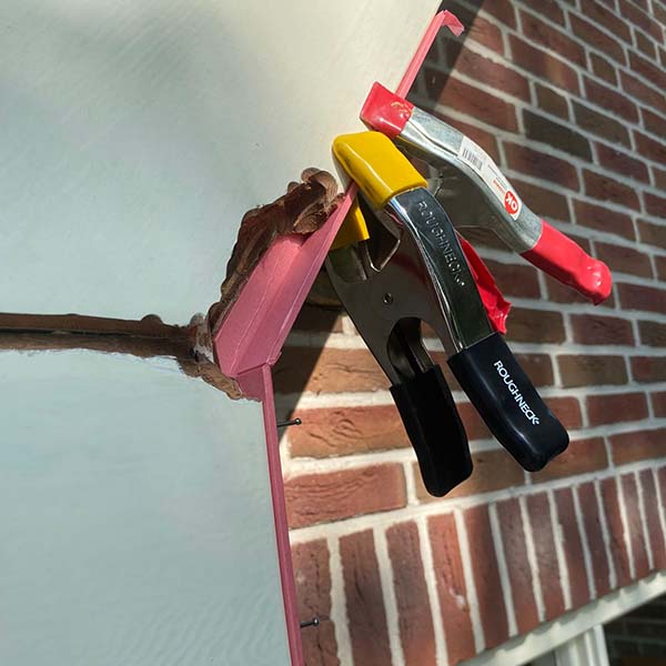 boeideel met een mal die door lijmklemmen op z'n plek wordt gehouden. 