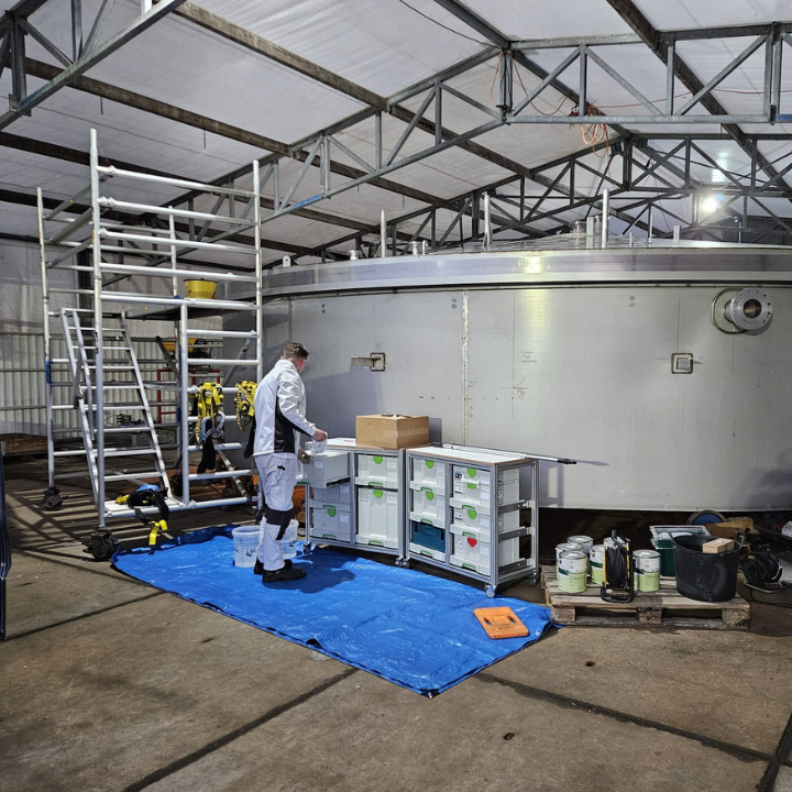 Bmj onderhoud aan het schilderen bij een silo