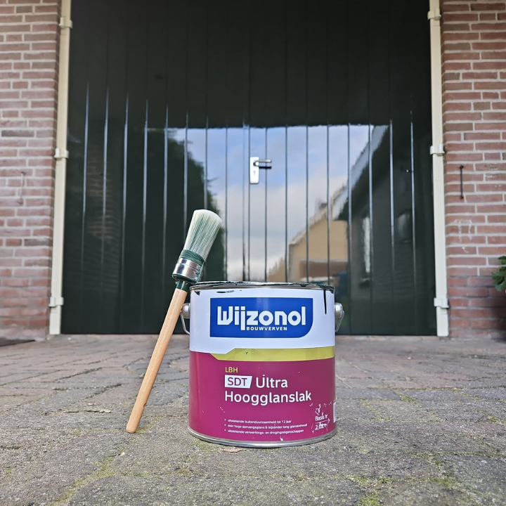 Schilderproject van BMJ Onderhoud. Een pot Wijzonol met spiegelende openslaande deuren op de achtergrond
